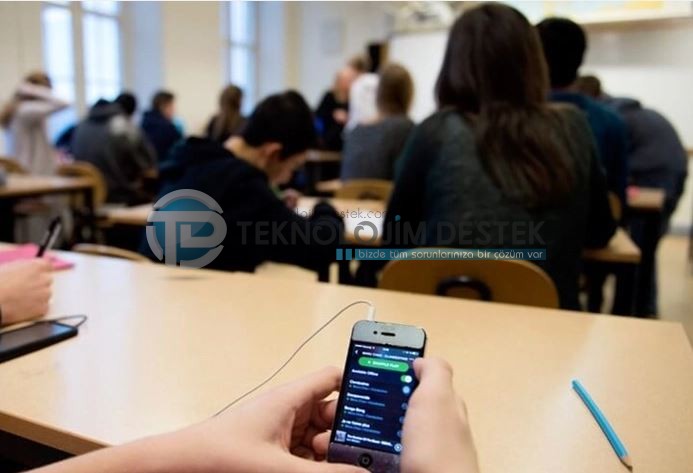 Fransa Hükümeti geçtiğimiz günlerde okullarda cep telefonu kullanımını yasaklayan yasayı onayladı. Fransız haber ajanslarının duyurduğu haberde, okullarda artık cep telefonu kullanımı tamamen yasaklandı. 